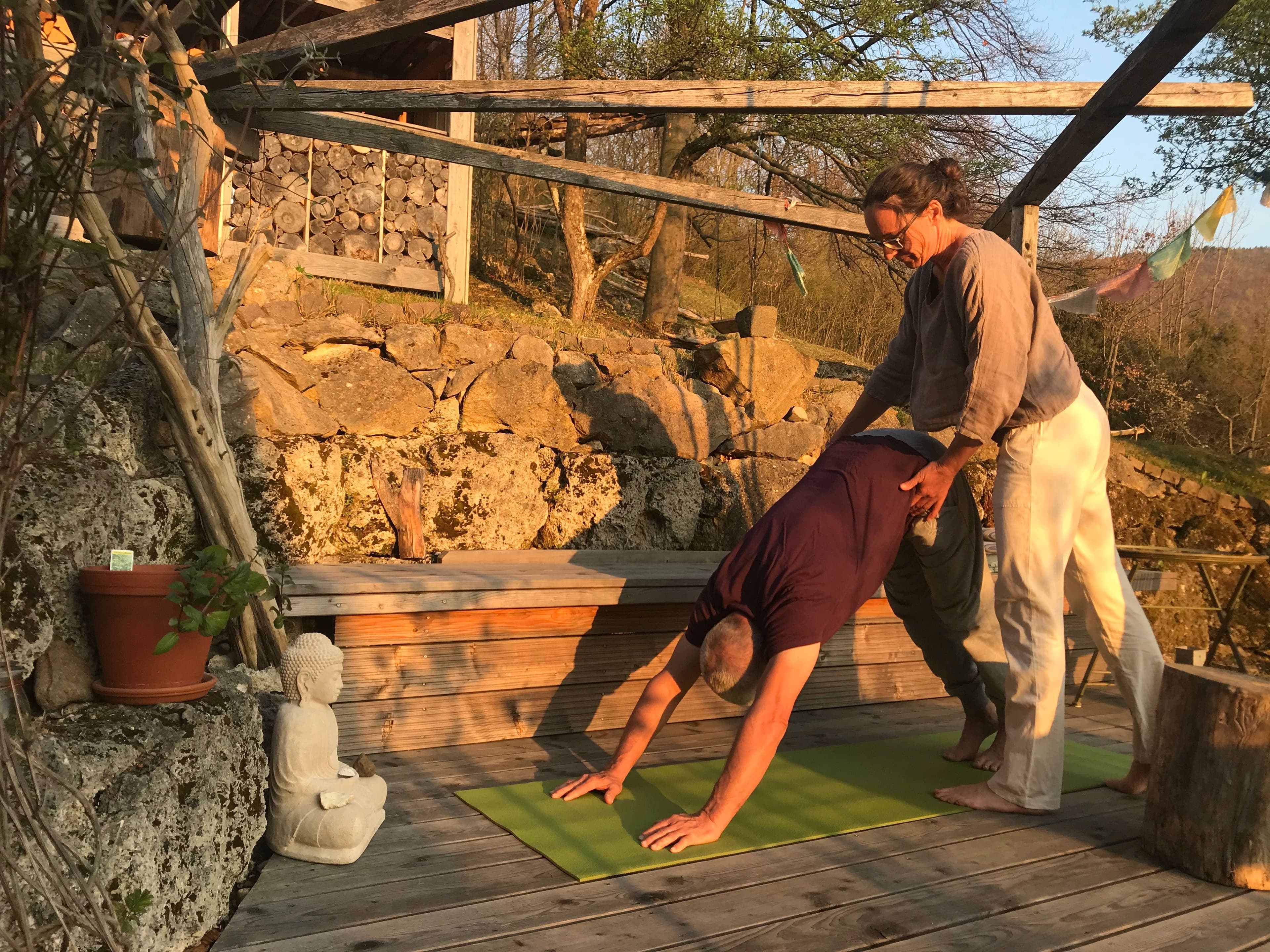 Bea zeigt Teilnehmer den "Hund"